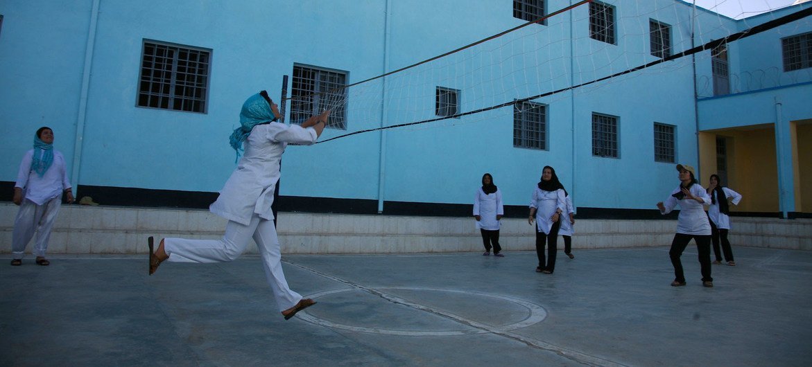 دختران در سال 2016 در مدرسه ای در هرات افغانستان والیبال بازی می کنند.
