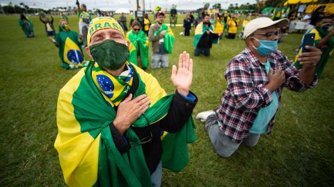حامیان رئیس جمهور برزیل، ژایر بولسونارو، در طول یک کاروان راهپیمایی و اعتراض علیه کنگره ملی و دادگاه عالی به دلیل اقدامات قرنطینه در بحبوحه همه‌گیری ویروس کرونا (COVID-19) در مقابل کنگره ملی در 9 می 2020 در برازیلیا اعتراض می‌کنند.