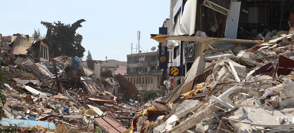آوار ساختمان های ویران شده زلزله در یکی از خیابان های مرکزی شهر آنتاکیا، هاتای.