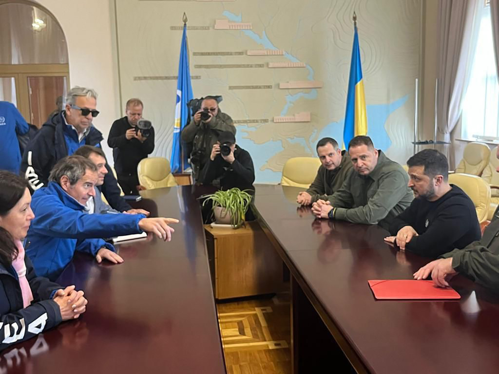 رافائل ماریانو گروسی، مدیر کل آژانس بین‌المللی انرژی اتمی، در 27 مارس 2023 با ولودیمیر زلنسکی، رئیس‌جمهور اوکراین در زاپوریژژیا، اوکراین ملاقات کرد.