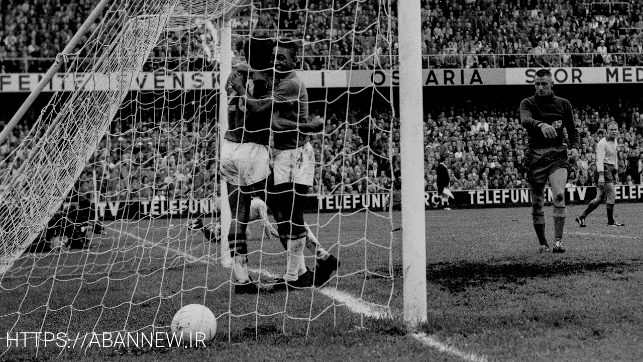 پله پس از زدن گل هم تیمی خود واوا را در آغوش می گیرد تا در فینال جام جهانی 1958 نتیجه 2-1 شود. 