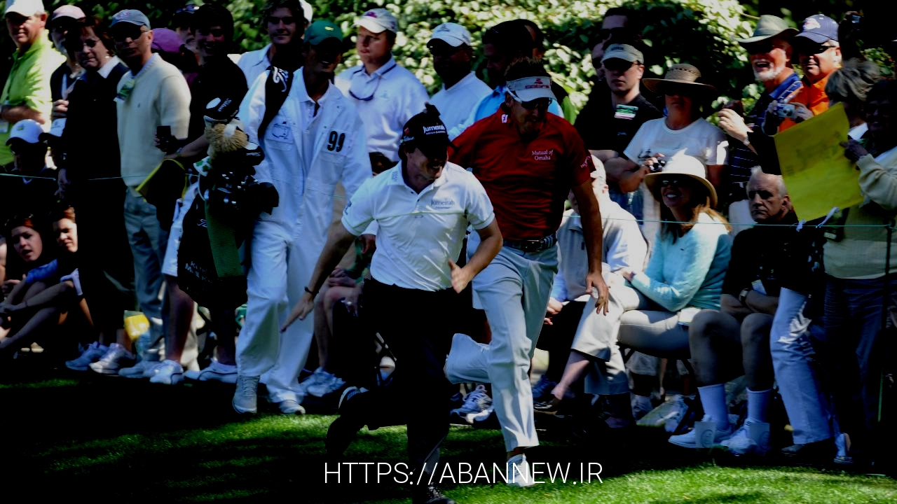 McIlroy (L) در طول مسابقه Par 3 قبل از Masters 2011 با Ian Poulter از انگلیس (R) مسابقه می دهد.