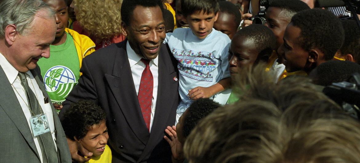 کنفرانس سازمان ملل متحد در مورد محیط زیست و توسعه (UNCED) سفیر حسن نیت پله (دارای فرزندان) برزیل، در حالی که به سمت سالن عمومی در ریودوژانیرو، برزیل می رود، مورد استقبال کودکان قرار می گیرد.  (ژوئن 1992)