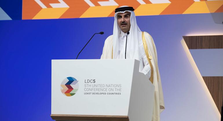 شیخ تمیم بن حمد آل ثانی، امیر قطر، در پنجمین کنفرانس سازمان ملل در مورد کشورهای کمتر توسعه یافته (LDC5) در دوحه سخنانی ایراد می کند.